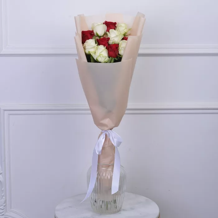 7 красных и белых роз 60 см в пленке