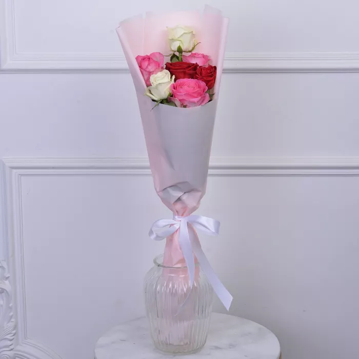 Букет из 7 разноцветных роз 60 см