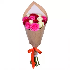15 разноцветных роз 60 см в крафте