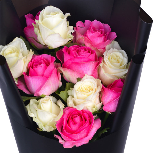 Букет из 11 белых и розовых роз 60 см