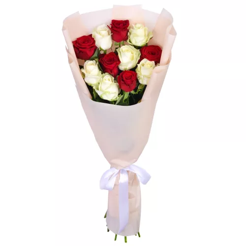 Букет на День матери из 11 красных и белых роз 60 см