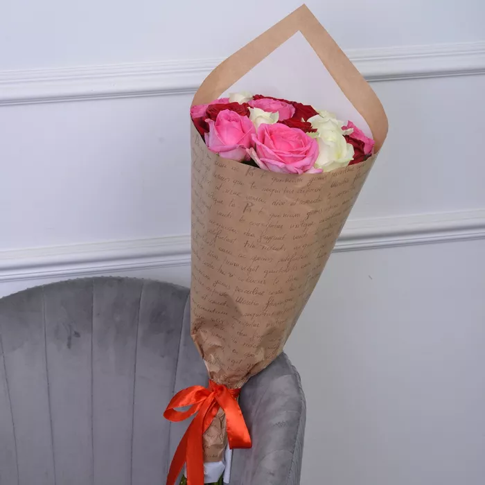 15 разноцветных роз 60 см в крафте