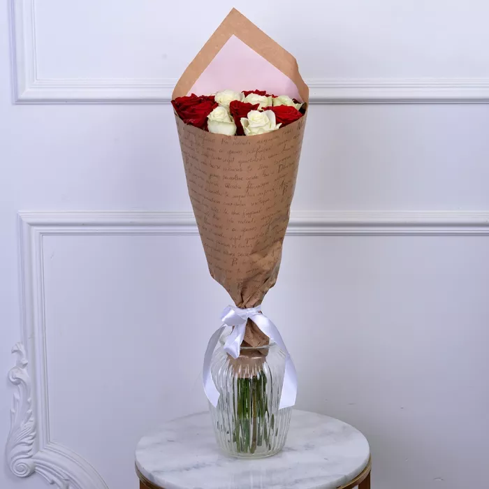 Букет из 15 красных и белых роз 60 см