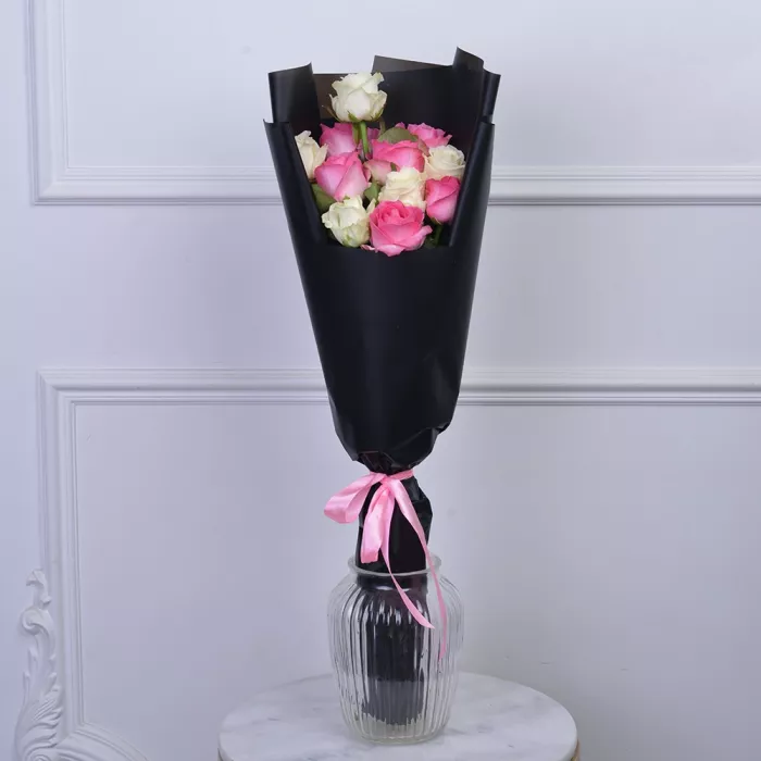 Букет из 11 белых и розовых роз 60 см