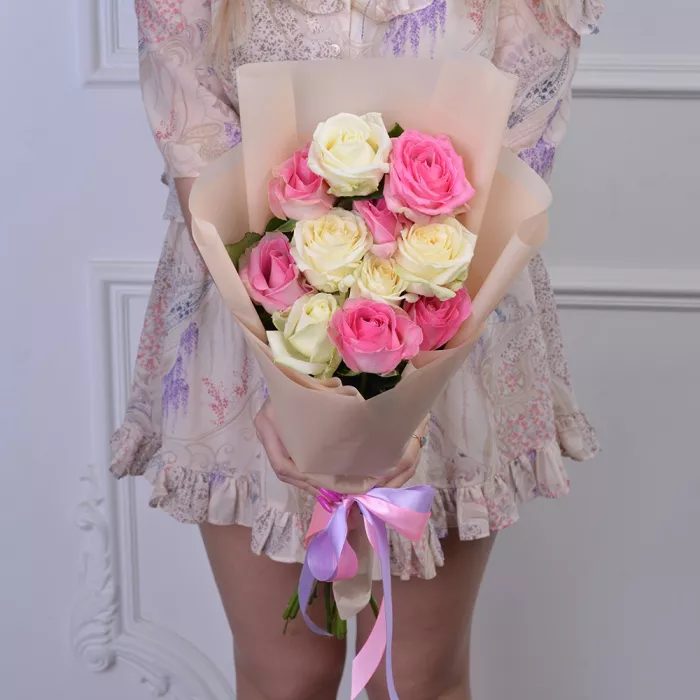 11 разноцветных роз 50 см в пленке