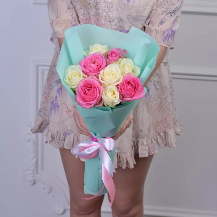 Букет из 11 разноцветных роз 60 см в пленке