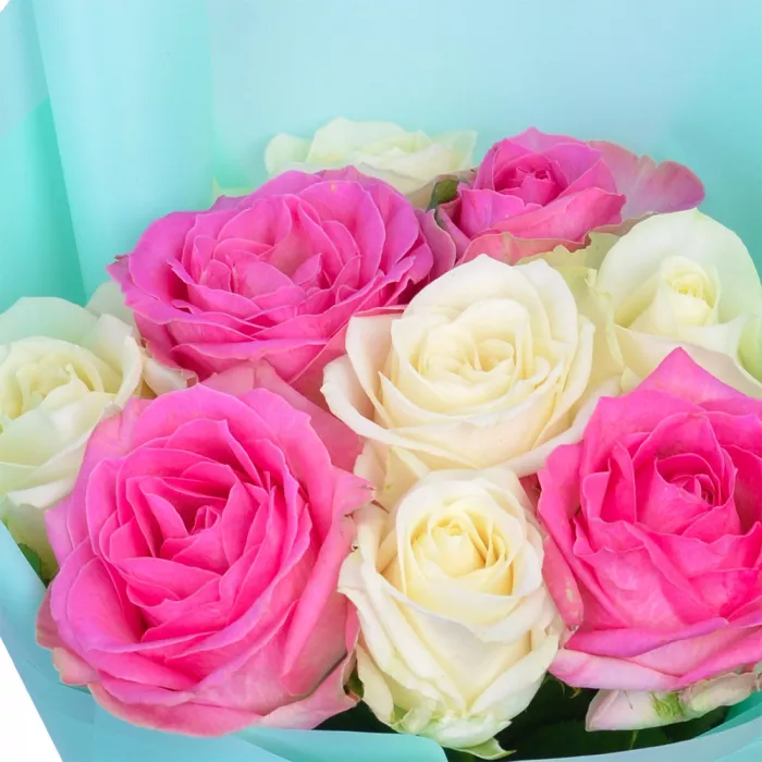 Букет из 11 разноцветных роз 60 см в пленке