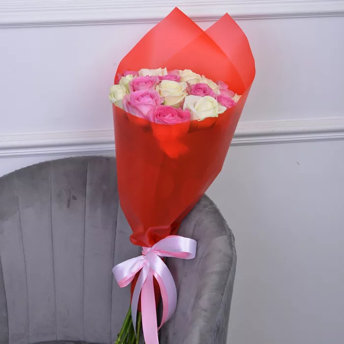 Букет из 19 разноцветных роз 50 см в пленке