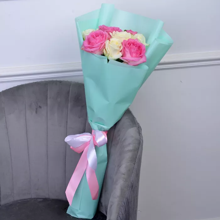 Букет из 11 разноцветных роз 60 см в пленке