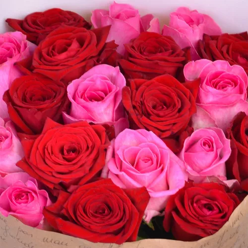 Букет из 19 красных и розовых роз 50 см