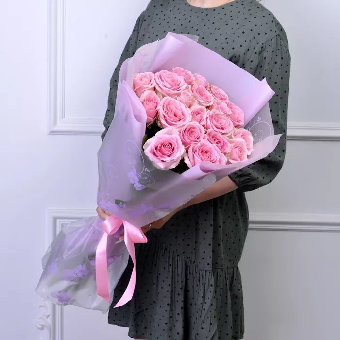 19 розовых роз 60 см в пленке