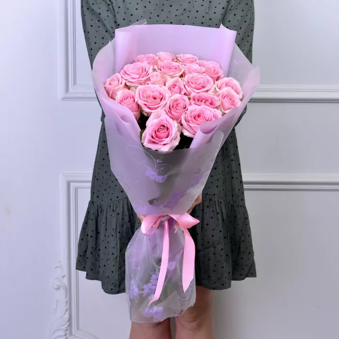 19 розовых роз 60 см в пленке