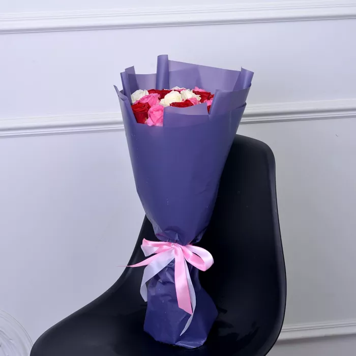 Букет из 21 разноцветной розы 50 см