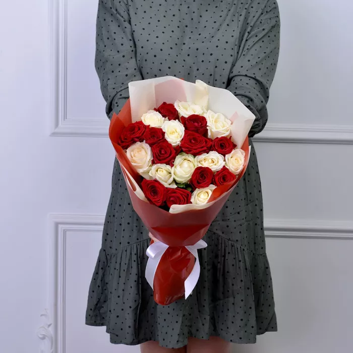 21 разноцветная роза Premium 50 см в пленке