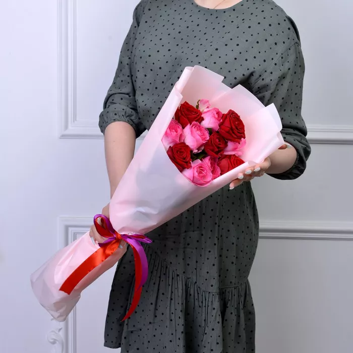 Букет из 11 разноцветных роз Premium 50 см в пленке