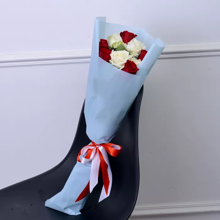 9 разноцветных роз Premium 50 см в пленке