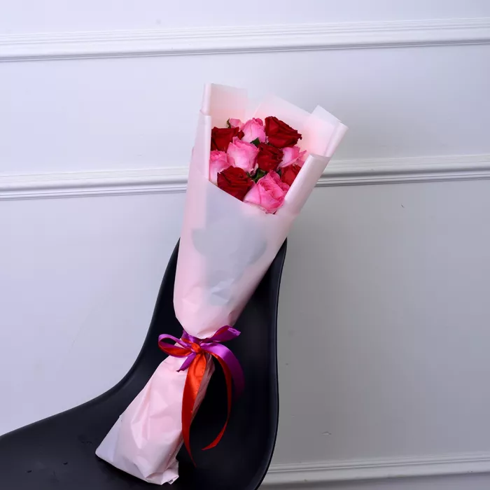 Букет из 11 разноцветных роз Premium 50 см в пленке