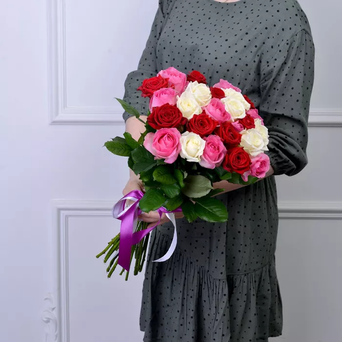 Букет из 25 разноцветных роз Premium 50 см в пленке