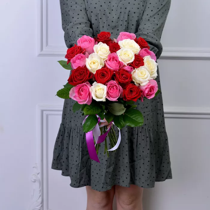 Букет из 25 разноцветных роз Premium 50 см в пленке