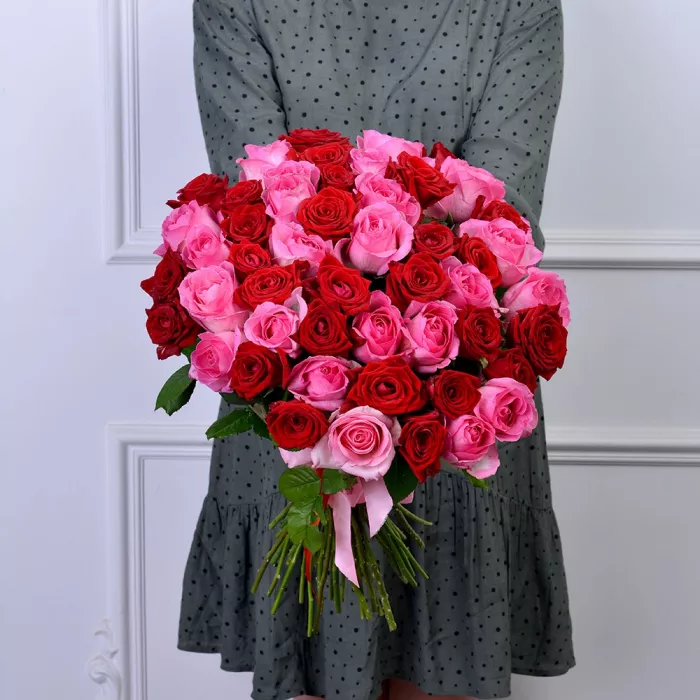 Букет из 51 разноцветной розы 50 см под ленту