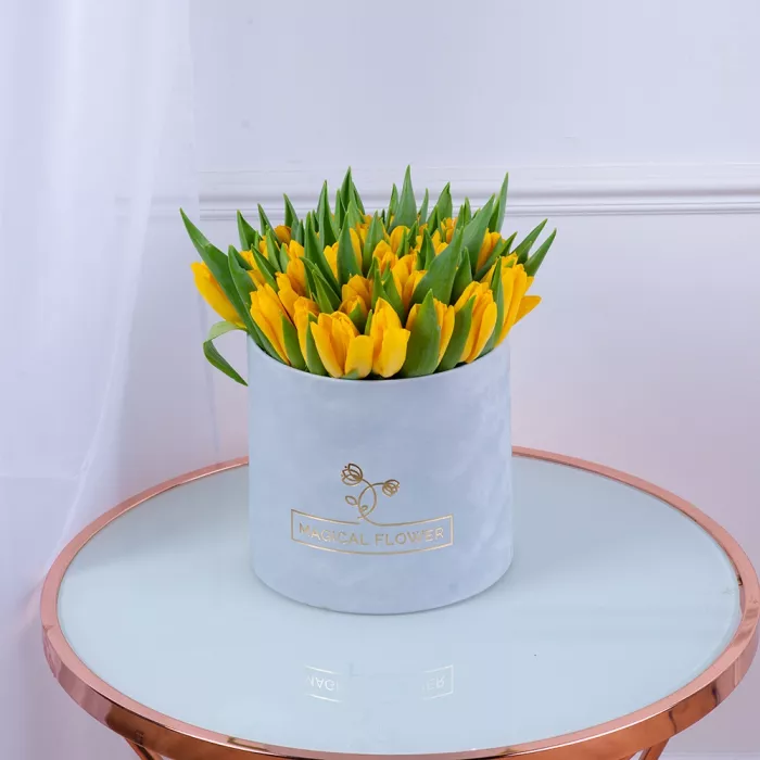 51 желтый тюльпан в серой бархатной шляпной коробке