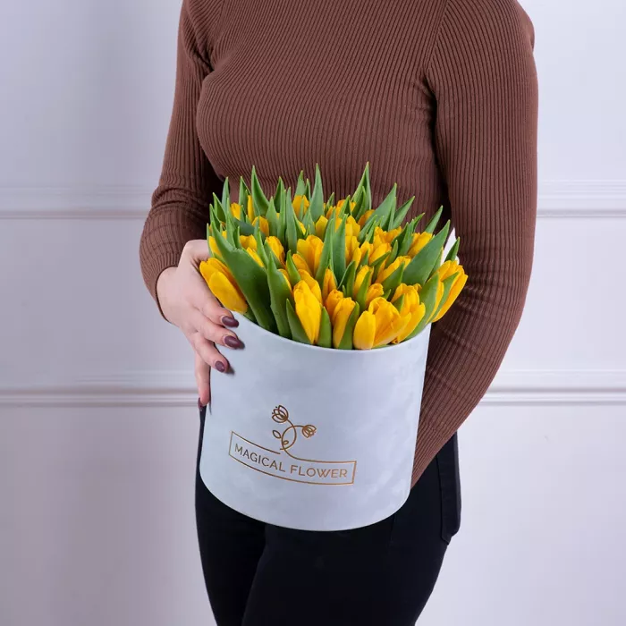 51 желтый тюльпан в серой бархатной шляпной коробке
