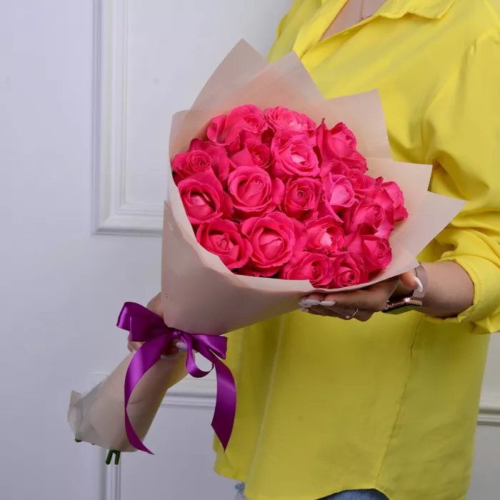 Букет из 19 малиновых роз 50 см