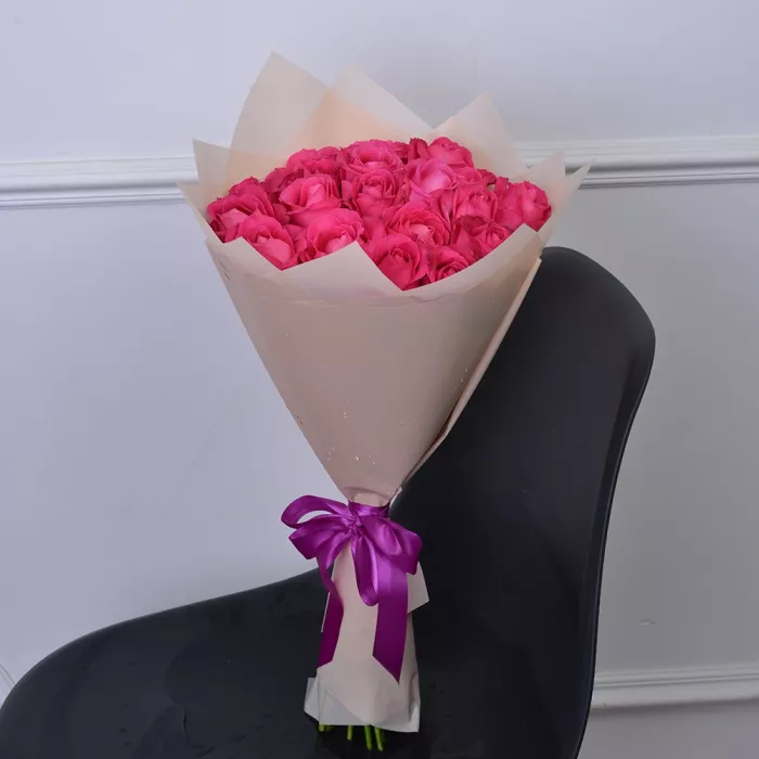 Букет из 19 малиновых роз 50 см