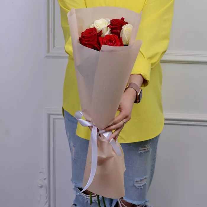 5 разноцветных роз 60 см