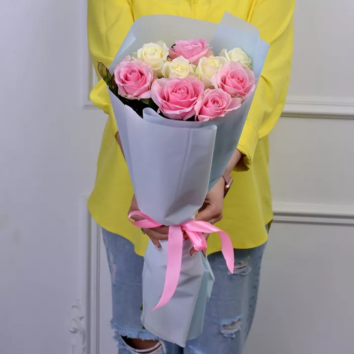 9 белых и розовых роз 60 см