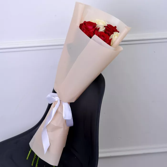 5 разноцветных роз 60 см