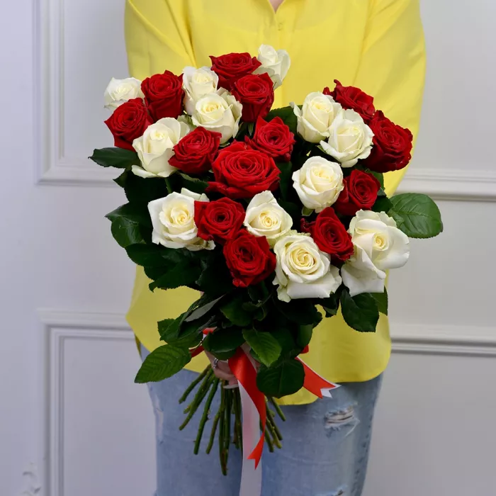 21 роза микс 60 см