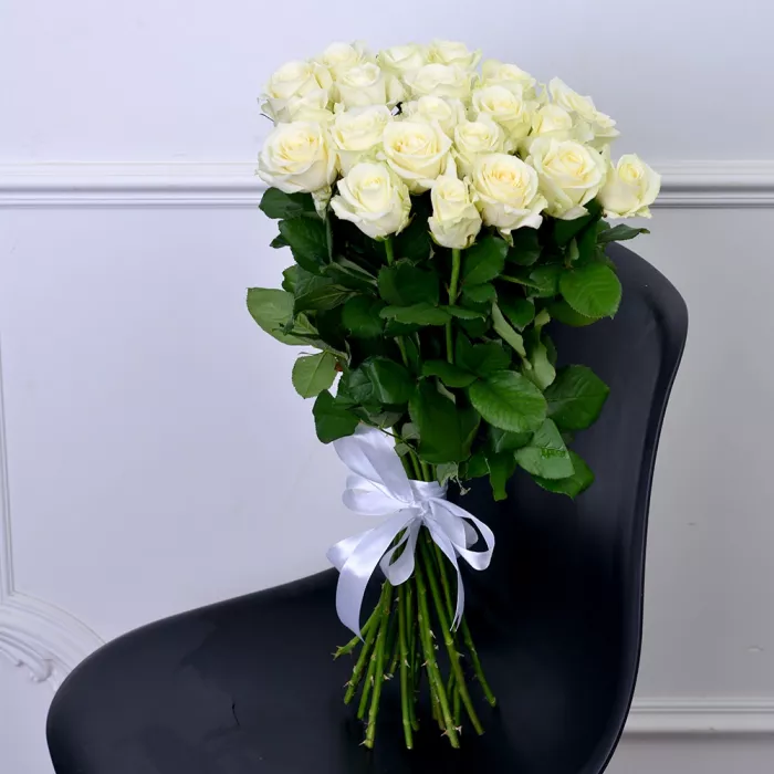 Букет из 21 белой розы 60 см
