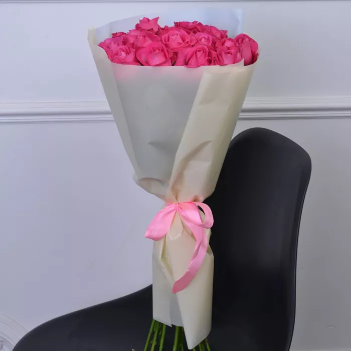 19 малиновых роз 60 см