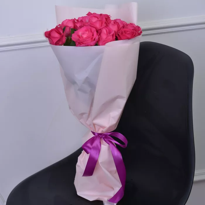 11 малиновых роз 50 см