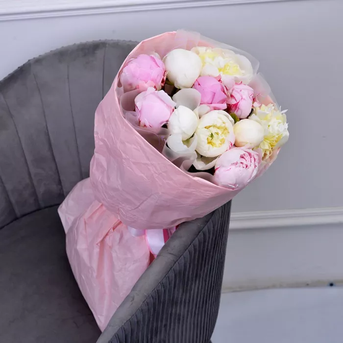 11 разноцветных пионов