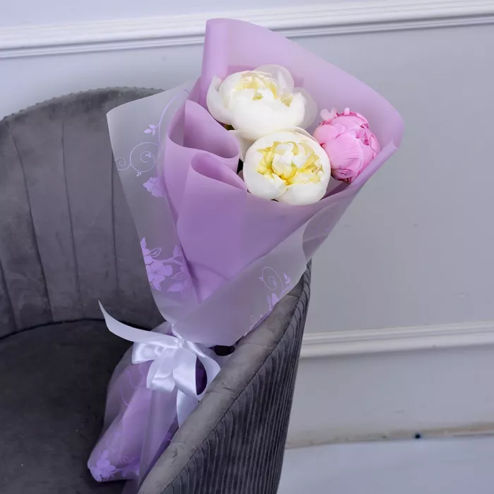 Букет из 3 разноцветных пионов