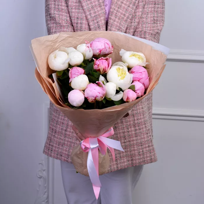 Букет из 15 разноцветных пионов