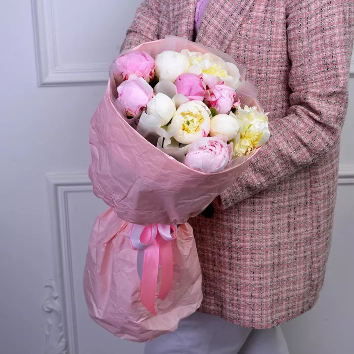 11 разноцветных пионов