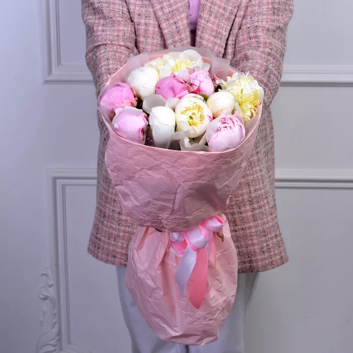 11 разноцветных пионов