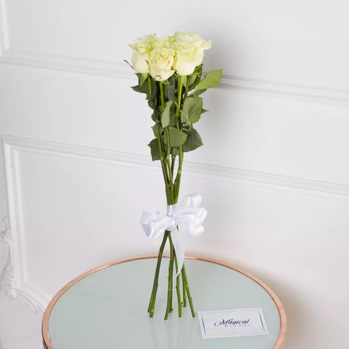 Букет из 7 белых роз Эквадор 70 см