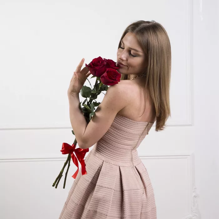 Букет из 3 красных роз Эквадор 70 см