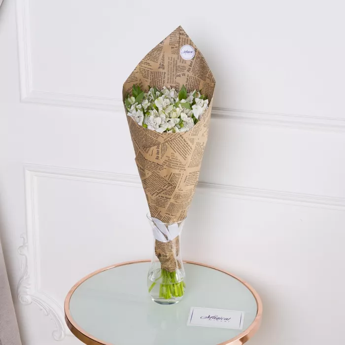 Букет из 15 белых альстромерий