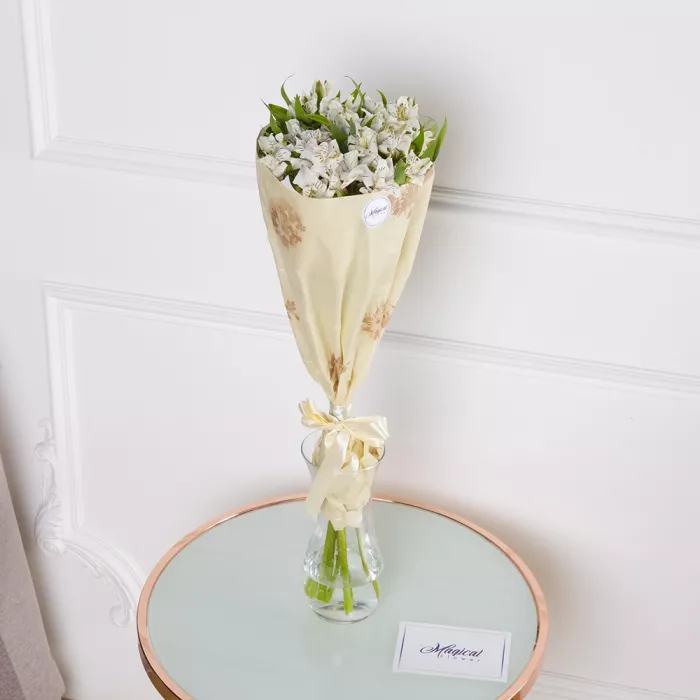 Букет из 9 белых альстромерий