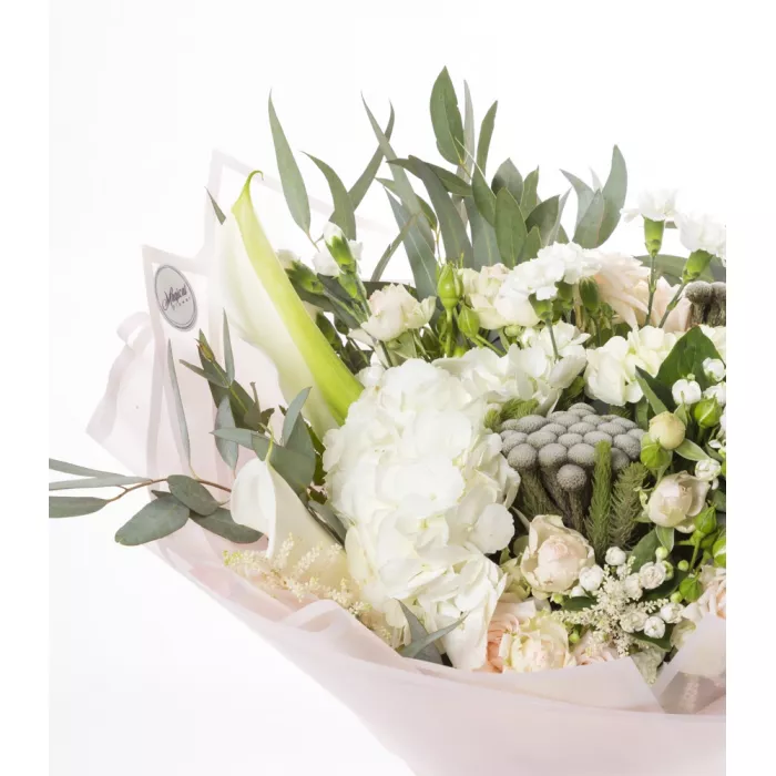 Букет из роз, каллов и гвоздик