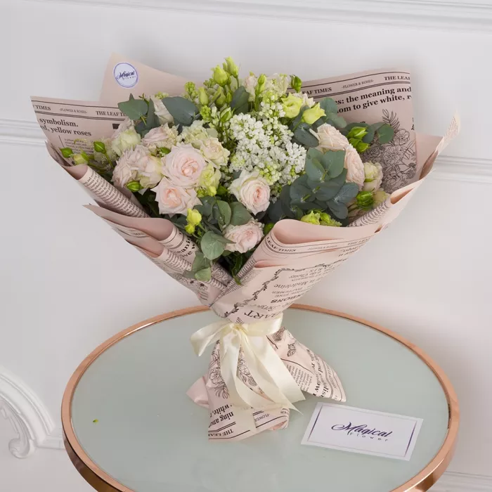 Букет из роз, эустомы и сирени