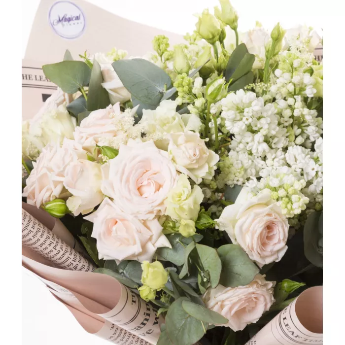 Букет из роз, эустомы и сирени