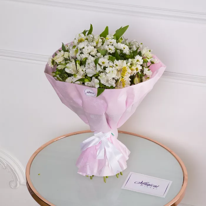 Букет из белых альстромерий