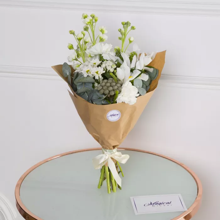 Букет из ириса, гвоздик и матиолы