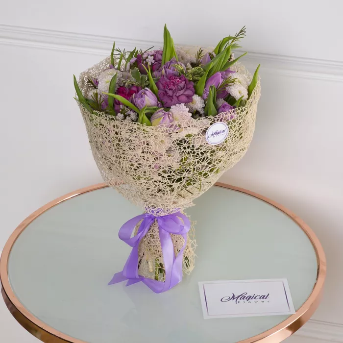 Букет из гвоздик, тюльпанов и питоспорума